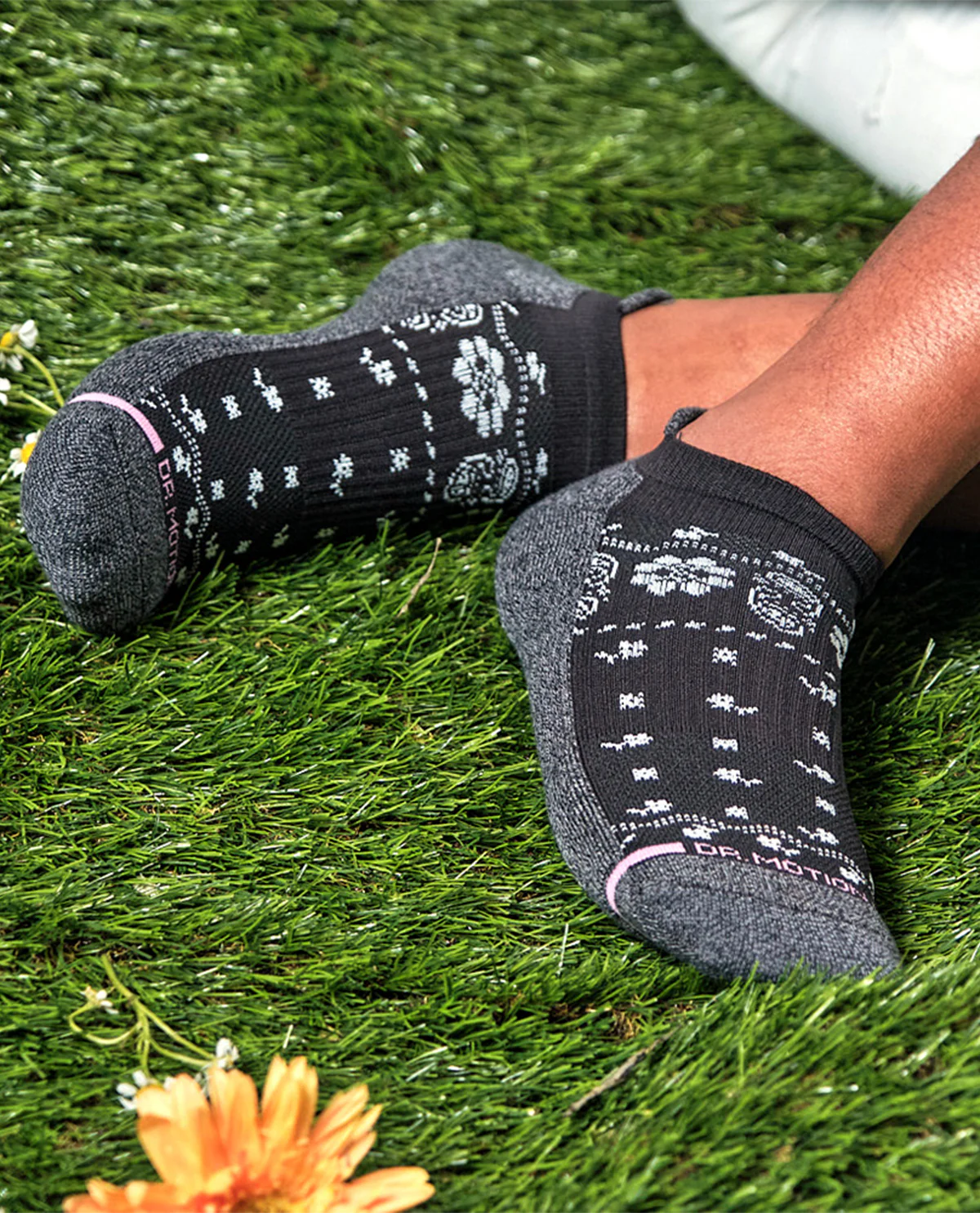 Dr. Motion 2PK Bandana Floral Compression Socks Black/Dark Grey - Image 2